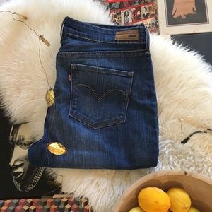 Levi’s Demi Curve Dark Wash Denim 💙